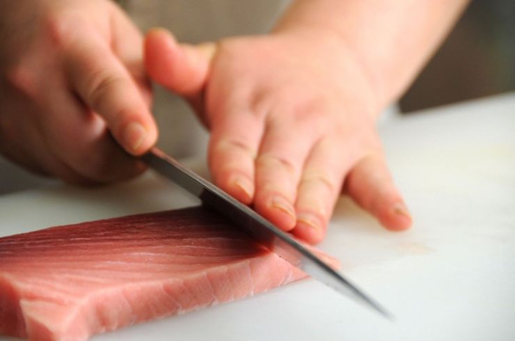 刺身を捌く板前